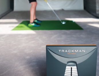 ライゼスポーツの屋内ゴルフレッスンでは弾道測定器「TRACKMAN」を導入